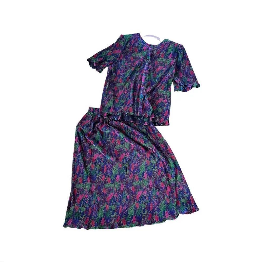 Bonheur : vintage button up top and matching floral skirt